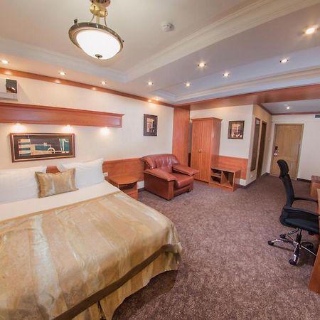 Hotel Uyut Almaty Bagian luar foto