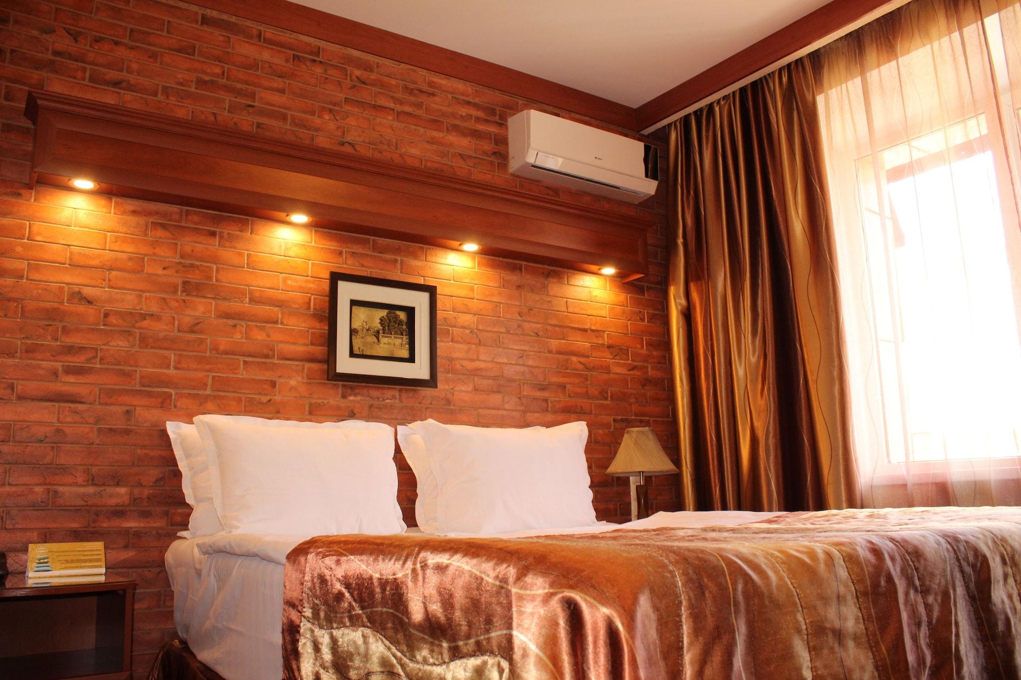 Hotel Uyut Almaty Bagian luar foto