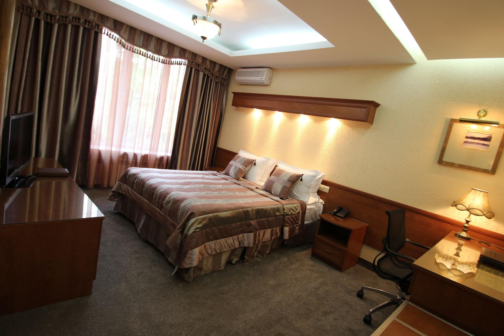Hotel Uyut Almaty Bagian luar foto