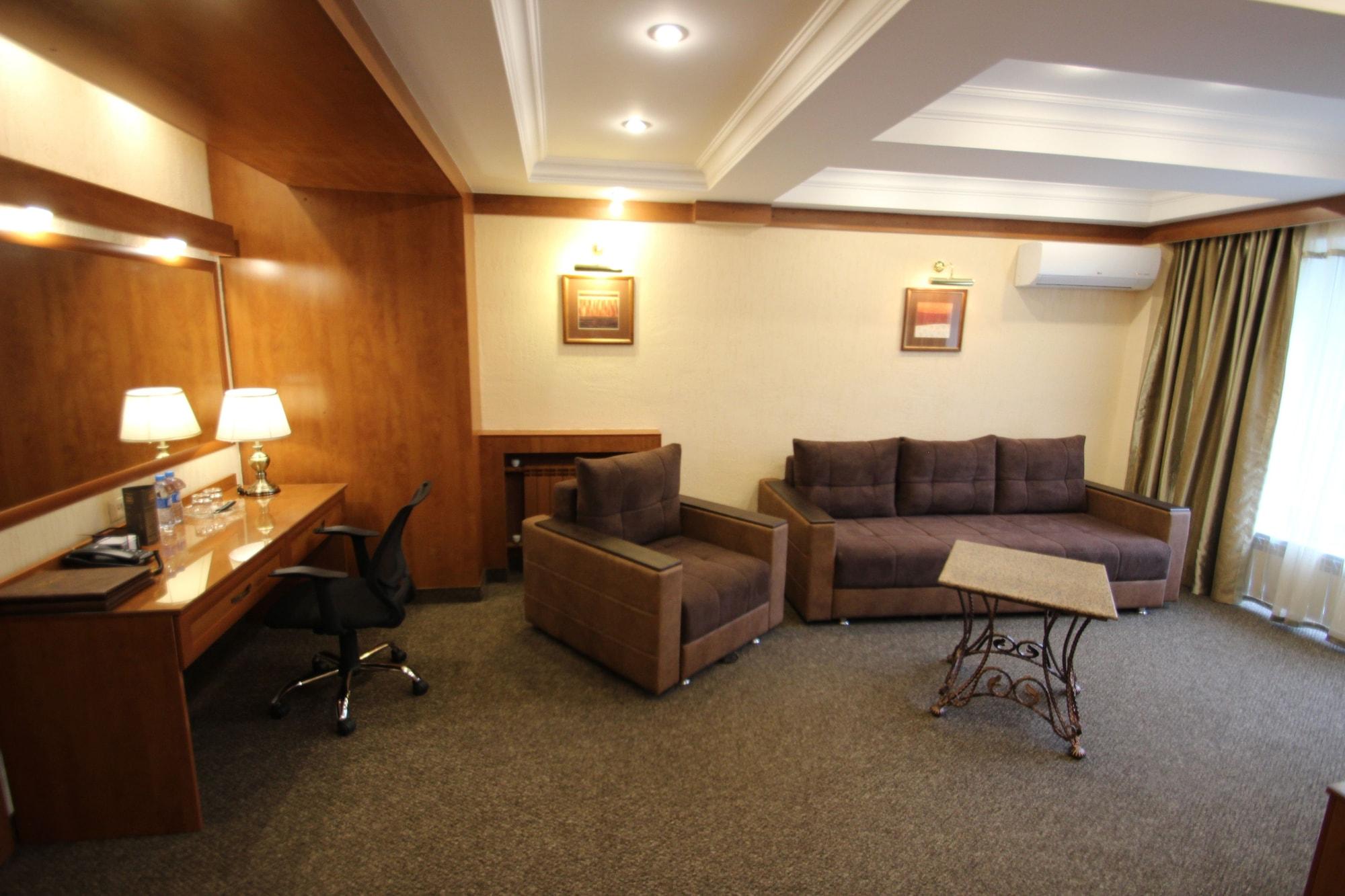 Hotel Uyut Almaty Bagian luar foto