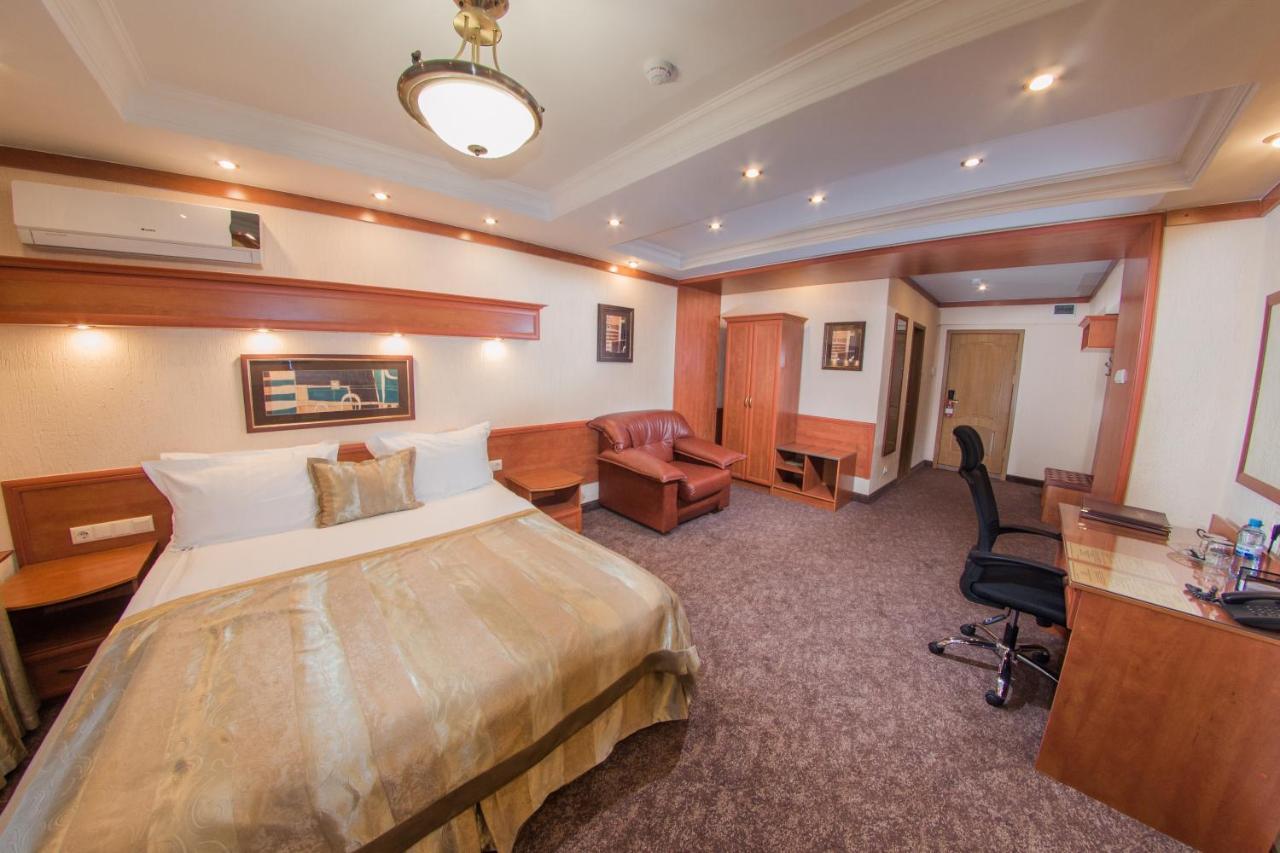 Hotel Uyut Almaty Bagian luar foto