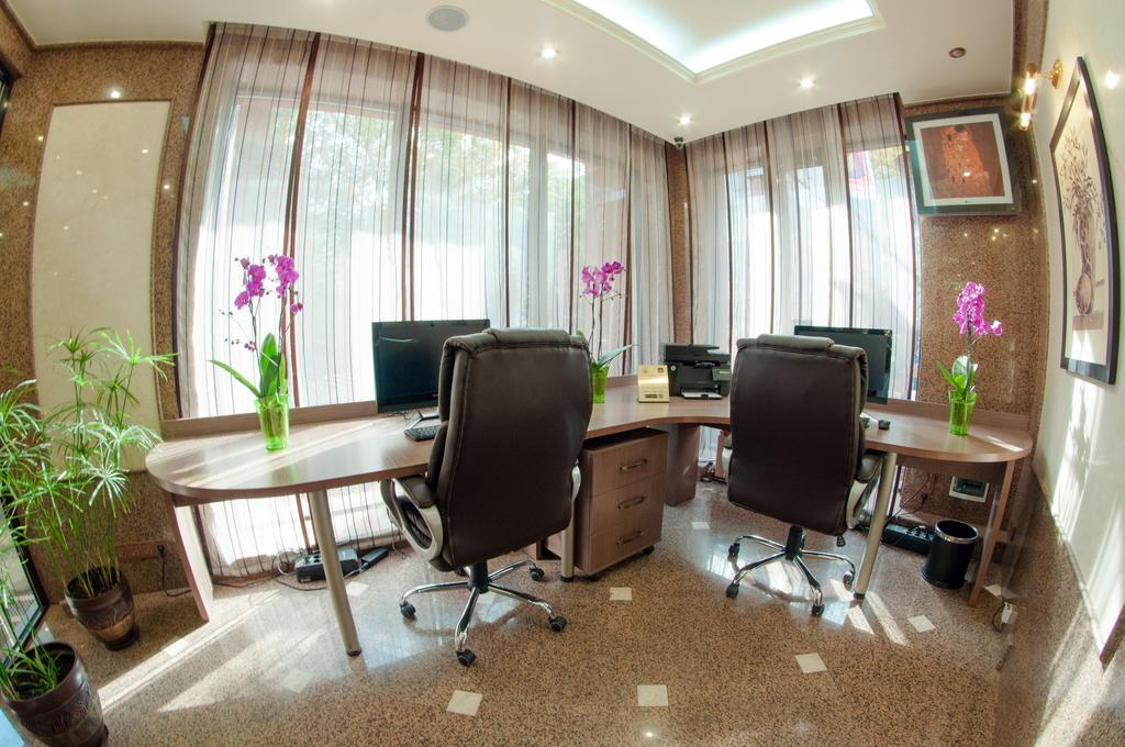 Hotel Uyut Almaty Bagian luar foto
