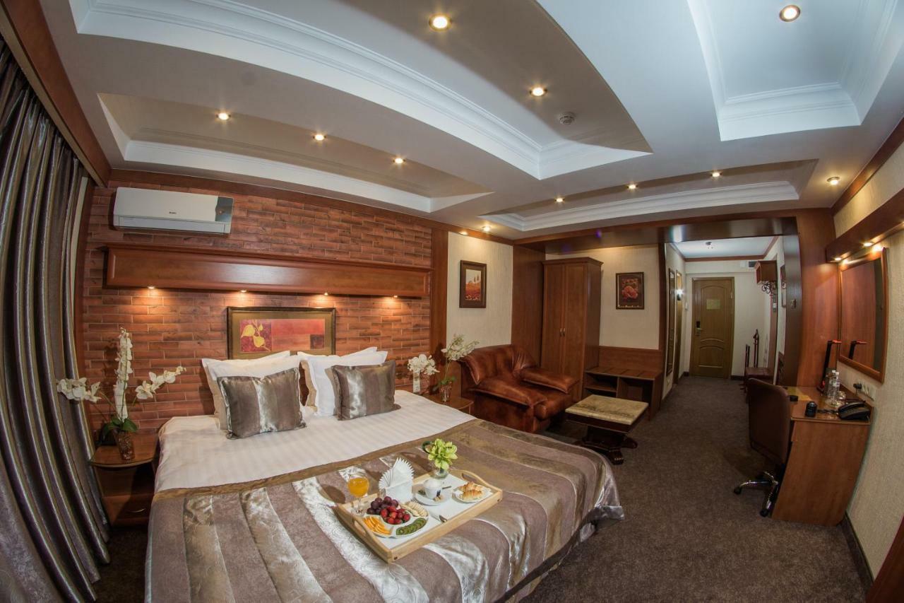 Hotel Uyut Almaty Bagian luar foto
