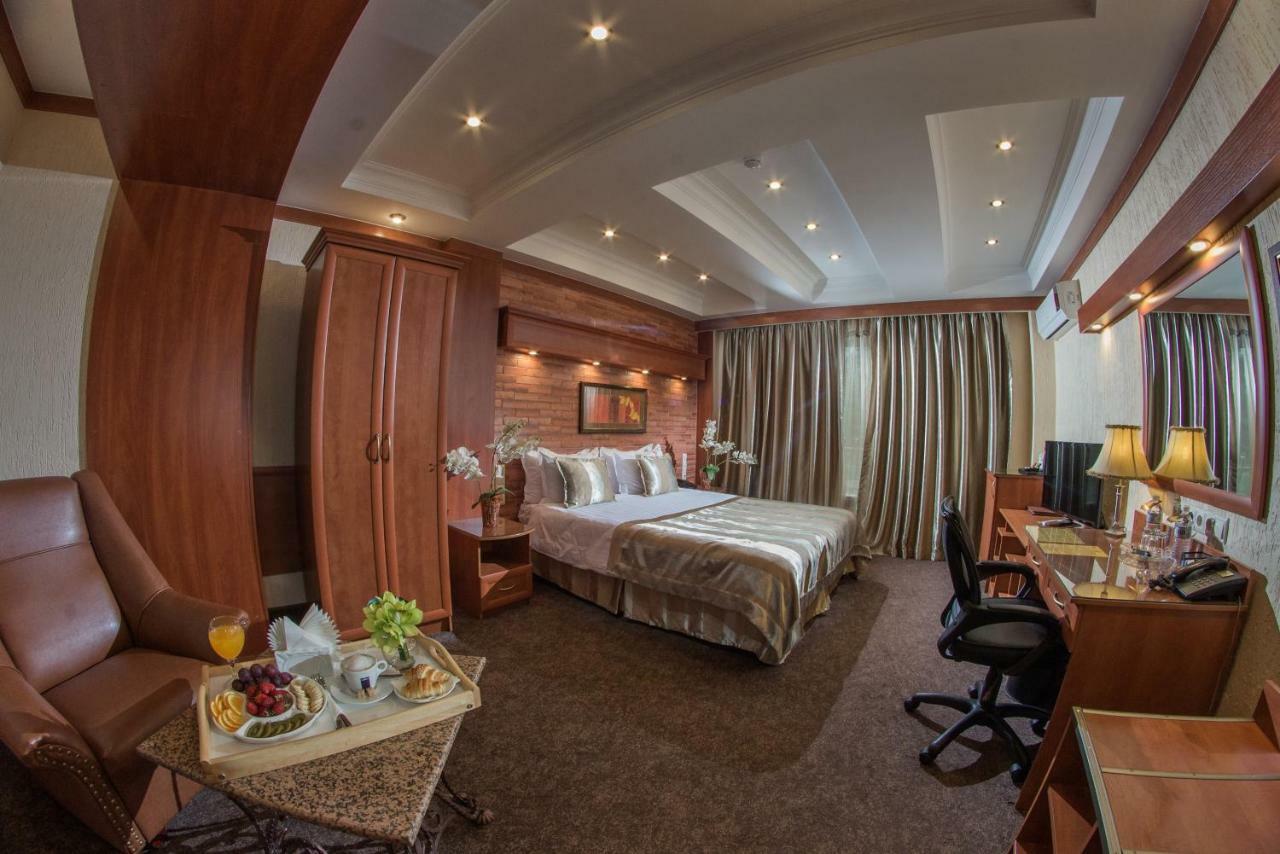 Hotel Uyut Almaty Bagian luar foto