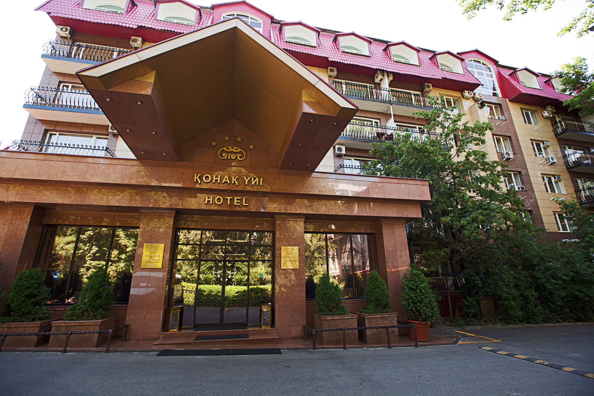 Hotel Uyut Almaty Bagian luar foto