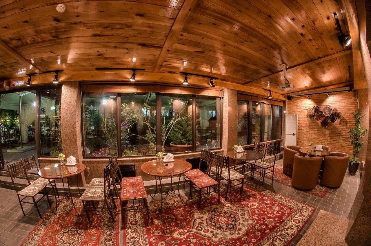 Hotel Uyut Almaty Bagian luar foto