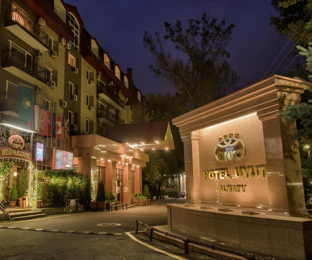 Hotel Uyut Almaty Bagian luar foto