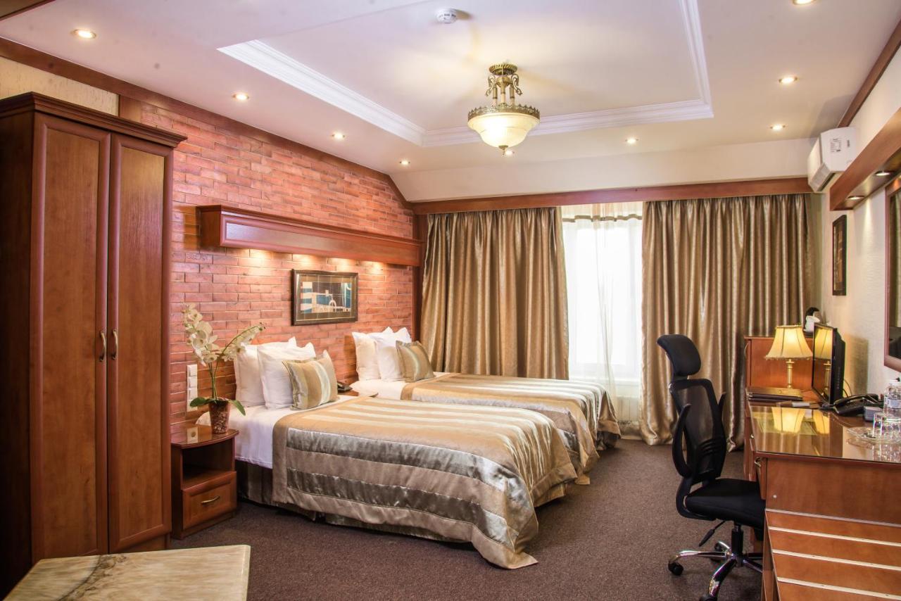 Hotel Uyut Almaty Bagian luar foto