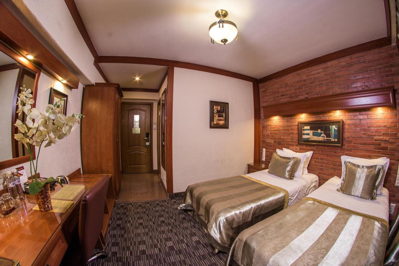 Hotel Uyut Almaty Bagian luar foto