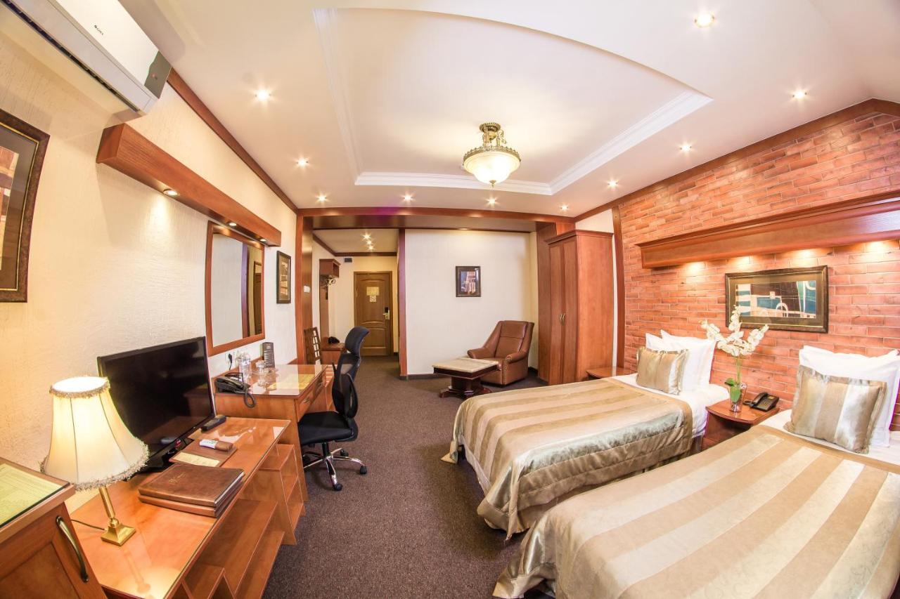 Hotel Uyut Almaty Bagian luar foto